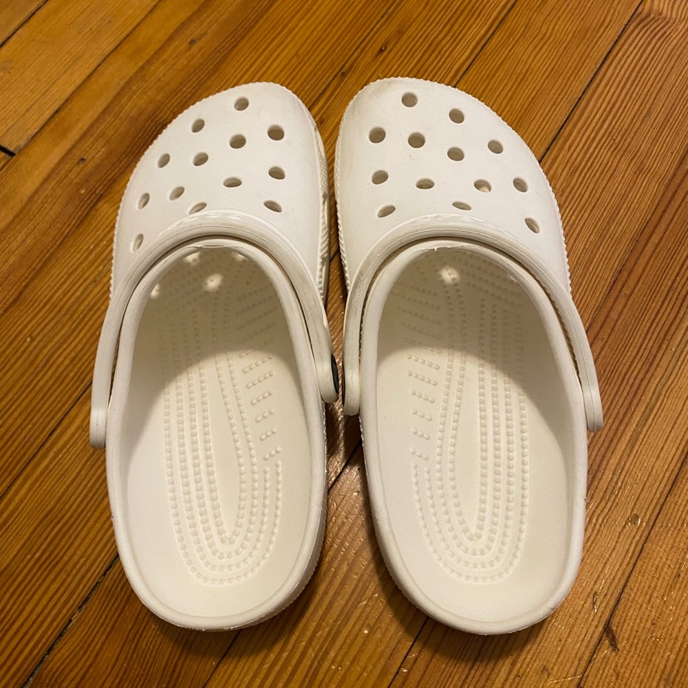 Crocs size J 5 or women’s 6